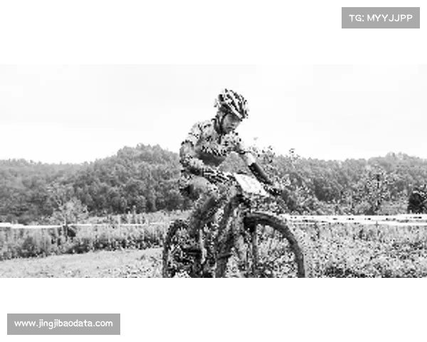雨中激战落幕 俄罗斯车手里库诺夫勇夺沿黄国际自行车赛兰考站总冠军