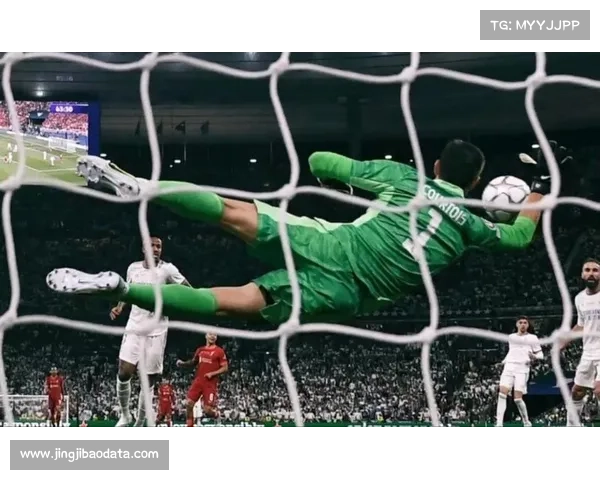 麦卡利斯特头球瞬间，库尔图瓦飞身难及