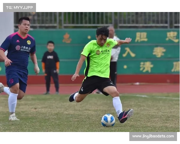 社区足球赛举办，退役球员参与指导